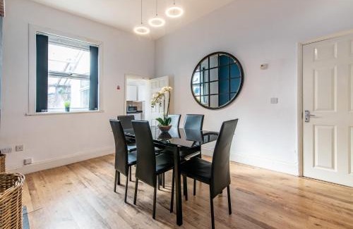 Derby House | Spacious 5BR House in Central Derby - Near Amenities
