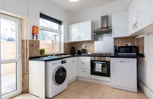 Derby House | Spacious 5BR House in Central Derby - Near Amenities