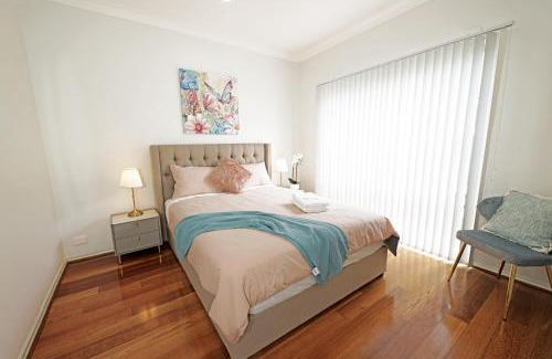 Hallam House | Spacious 5BR House in Hallam near Bunjil Place