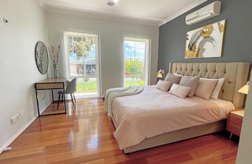 Hallam House | Spacious 5BR House in Hallam near Bunjil Place
