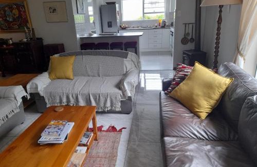 Onrus House | Spacious 5BR House near Davies Pool