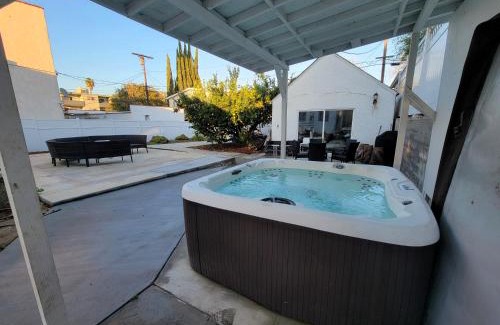 Pico - Robertson House | Spacious 5BR Private Home 5 minutes to Rodeo Drive with Hot Tub Spacious Backyard Parking