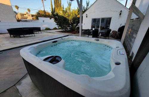 Pico - Robertson House | Spacious 5BR Private Home 5 minutes to Rodeo Drive with Hot Tub Spacious Backyard Parking