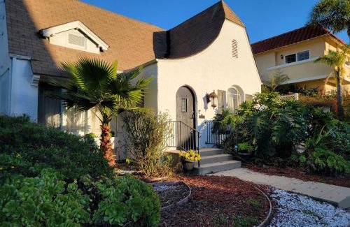 Pico - Robertson House | Spacious 5BR Private Home 5 minutes to Rodeo Drive with Hot Tub Spacious Backyard Parking