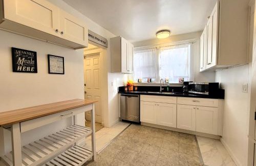 Pico - Robertson House | Spacious 5BR Private Home 5 minutes to Rodeo Drive with Hot Tub Spacious Backyard Parking