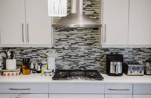 Northwest Edmonton House | Spacious 5BR Retreat for Groups located in a peaceful neighbour hood