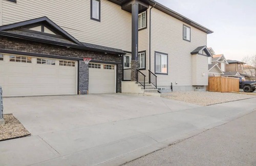 Northwest Edmonton House | Spacious 5BR Retreat for Groups located in a peaceful neighbour hood