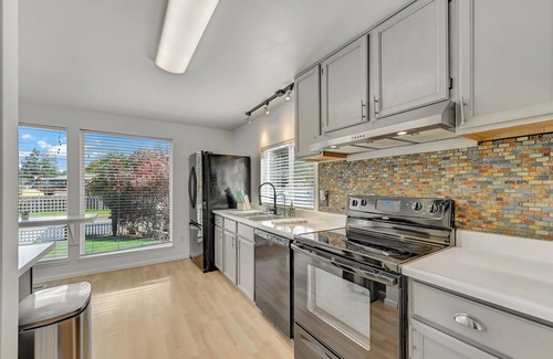 Renton House | Spacious 5BR Retreat w/Sunshine & Lush Green near Bellevue, Seattle and Airport