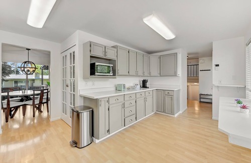 Renton House | Spacious 5BR Retreat w/Sunshine & Lush Green near Bellevue, Seattle and Airport