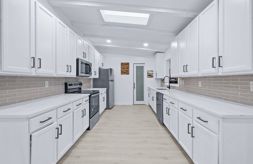 Smyrna House | Spacious 5BR Retreat with Game Room near Battery, Atlanta Braves, Smyrna Village