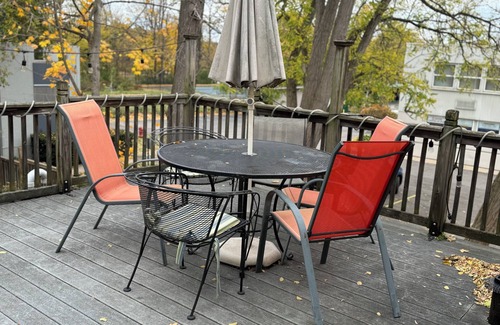 Old West Side House | Spacious 5BR Townhouse w/Roof Deck, Walk to Main St in Ann Arbor