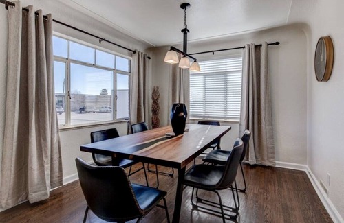 Barths House | Spacious 5BR w/Backyard & Foosball - Dog friendly!