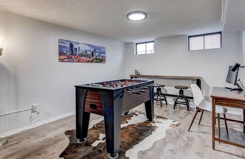 Barths House | Spacious 5BR w/Backyard & Foosball - Dog friendly!
