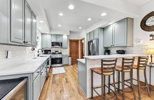 Blue River House | Spacious 5BR w/Mountain Views, Hot Tub – 5 Mins to Slopes & Main St. Breck!