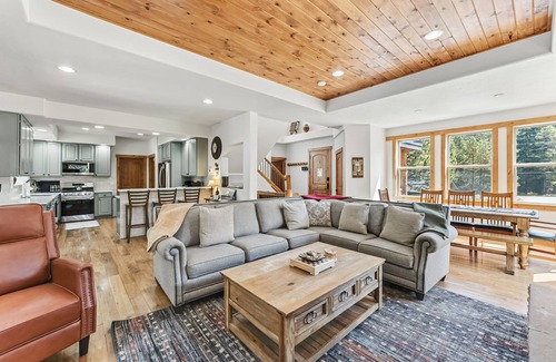 Blue River House | Spacious 5BR w/Mountain Views, Hot Tub – 5 Mins to Slopes & Main St. Breck!