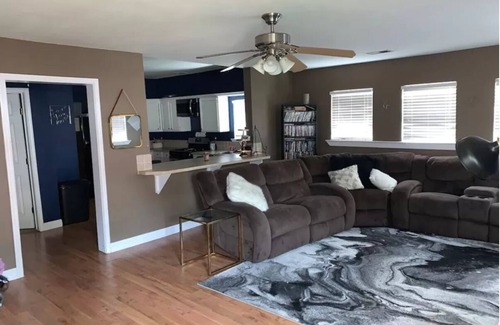 Groves House | Spacious 5BRs for Rent in Groves!