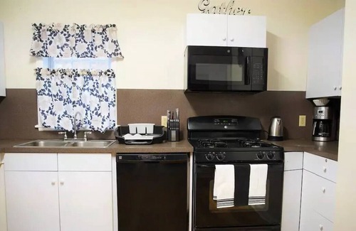 Southside House | Spacious 6 BD Home w/ Ramp/Wi-Fi/ 7 min Downtown