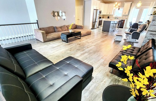 Tay House | Spacious 6-bdrm luxury, modern house with lake view in cottage country, Ontario