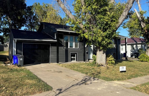 Cedar Rapids House | Spacious 6 bed 5 bedroom house 2.5 Bath close to I380 minutes to Marion. Wi-Fi