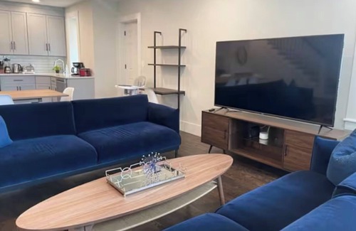 Neponset - Port Norfolk Apartment | Spacious 6 bed, Close to City, Roof deck!