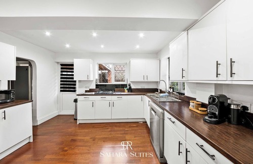 Reading House | Spacious 6-Bed Home in Reading | Parking