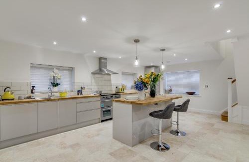 Irstead House | Spacious 6-Bed Home, Near The Norfolk Broads