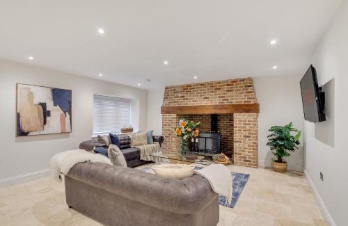 Irstead House | Spacious 6-Bed Home, Near The Norfolk Broads