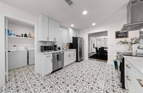 North San Antonio - SAT House | Spacious 6 Bed House Airport Pet Friendly AFB