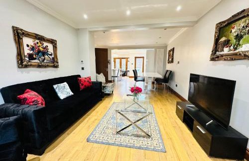 Sudbury Apartment | Spacious 6 Bed Residence in Wembly, London