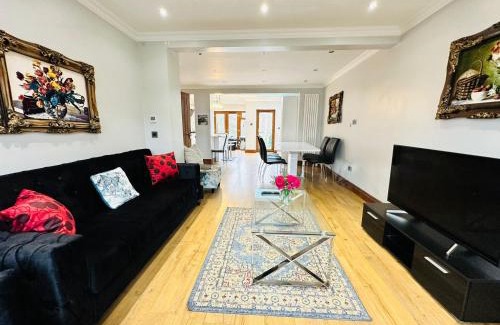 Sudbury Apartment | Spacious 6 Bed Residence in Wembly, London