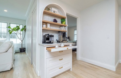 Westport House | Spacious 6-bedroom 4 bathroom Dream House, with salt water pool & stone hot tub.
