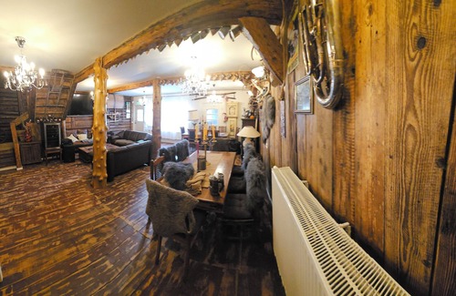 Bucsoaia Ski Chalet | Spacious 6-bedroom chalet in welcoming Vama with WiFi