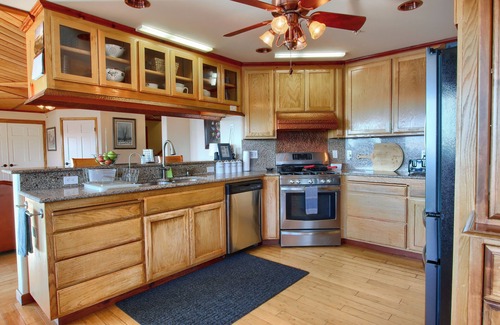 Ahwahnee House | Spacious 6-bedroom Estate with Private Lake, near Yosemite