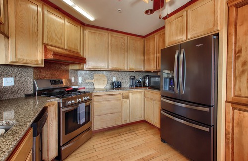 Ahwahnee House | Spacious 6-bedroom Estate with Private Lake, near Yosemite