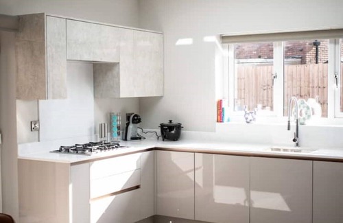 Stonnall House | Spacious 6 bedroom home, Sleeps 11, Close to BHX & Motorways, LONGER TERM STAYS