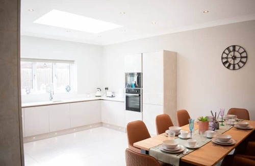 Stonnall House | Spacious 6 bedroom home, Sleeps 11, Close to BHX & Motorways, LONGER TERM STAYS