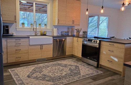 Livingston House | Spacious 6-bedroom house with AC, WiFi on a real working cattle ranch