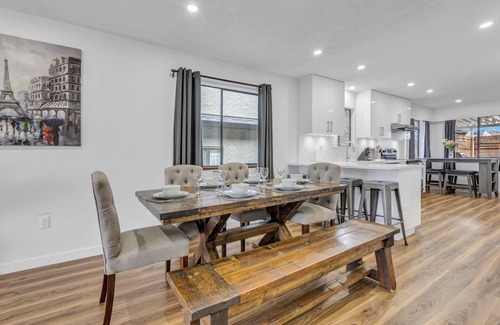 Fraserview House | Spacious 6-bedroom House, Safe area, Free Parking, Central close to Downtown