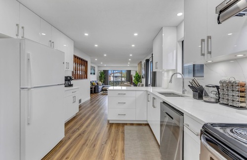 Fraserview House | Spacious 6-bedroom House, Safe area, Free Parking, Central close to Downtown