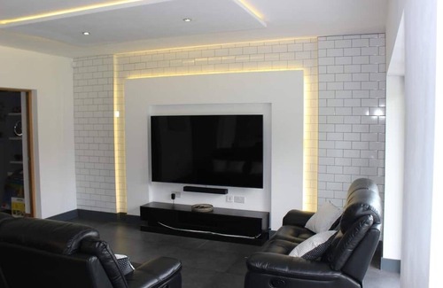 Nuneaton House | Spacious 6 bedroom home with outdoor dining area