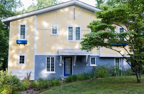 Jamestown House | Spacious 6-bedroom house with WiFi & AC in charming Jamestown lake ramp access