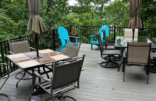 Jamestown House | Spacious 6-bedroom house with WiFi & AC in charming Jamestown lake ramp access