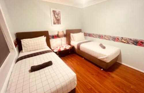 Sydenham House | Spacious 6 Bedroom Holiday Home 15 Min Away From Melbourne Airport