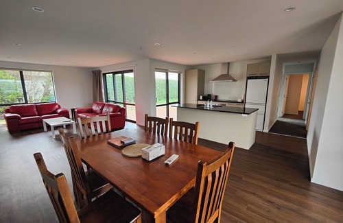 Kaikoura House | Spacious 6-Bedroom Home with Mountain Views, WIFI, Decks & Ample Parking