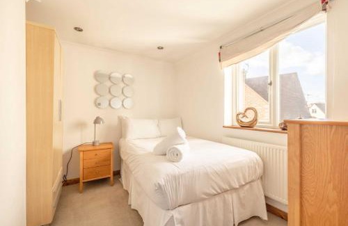 Fifield House | Spacious 6 Bedroom House in Maidenhead Windsor
