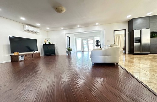 Eastern Honolulu House | Spacious 6-bedroom house with AC and WiFi in charming Honolulu