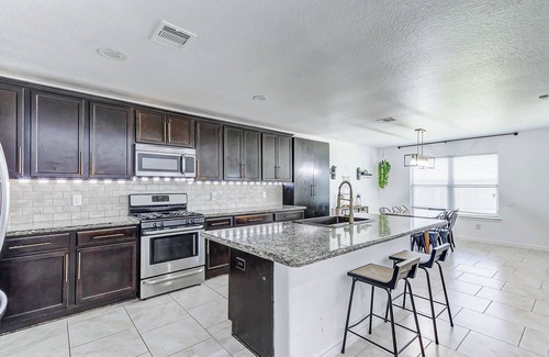 Clodine House | Spacious 6-bedroom house masterpiece. The cozy getaway in Richmond/Houston