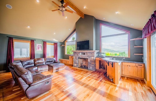 Okanagan-Similkameen House | Spacious 6 Bedroom House in Penticton
