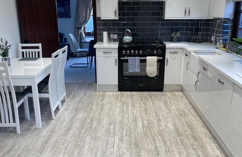 Bedford House | Spacious 6-bedroom house in charming Bedford with WiFi