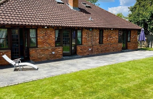 Bedford House | Spacious 6-bedroom house in charming Bedford with WiFi